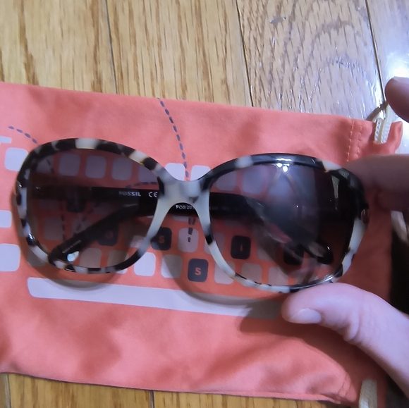 Fossil sunglasses, black and tan marbled with orange carrying case - Picture 5 of 10